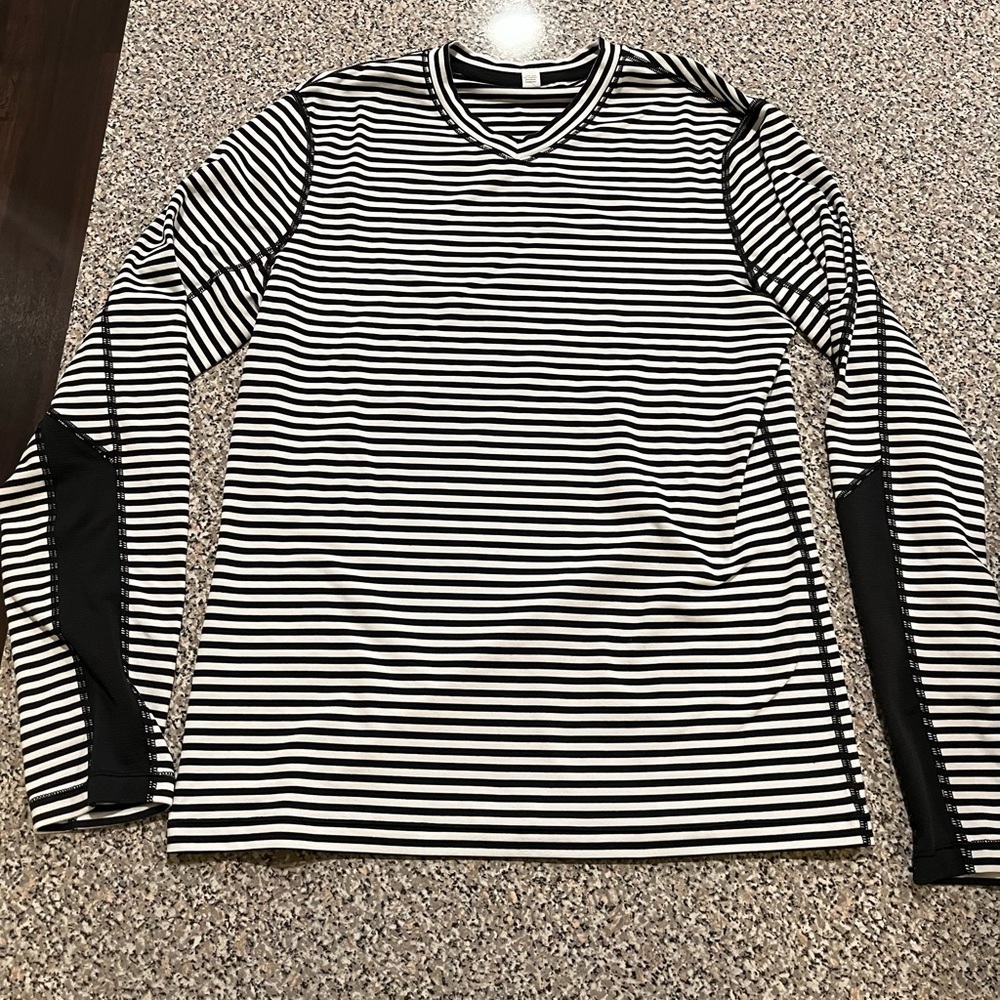 Men’s medium Lululemon longsleeve shirt
